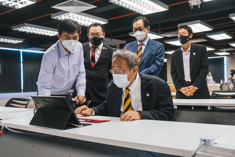 YB Datuk Roland being briefed on how Raspberry Pi works by senior lecturer Ir Dr Hudyjaya Siswoyo Jo. Looking on are Prof Lau Hieng Ho and YB Datuk Francis Harden Hollis.