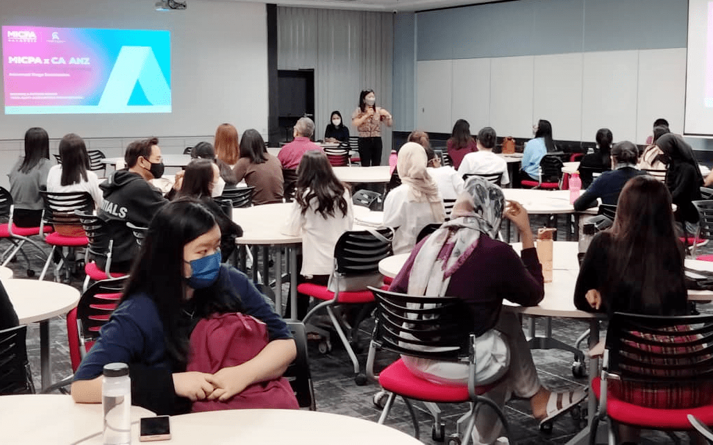 Swinburne Sarawak accounting students hear about the MICPA x CA ANZ Qualifying Programme during the sharing session. 