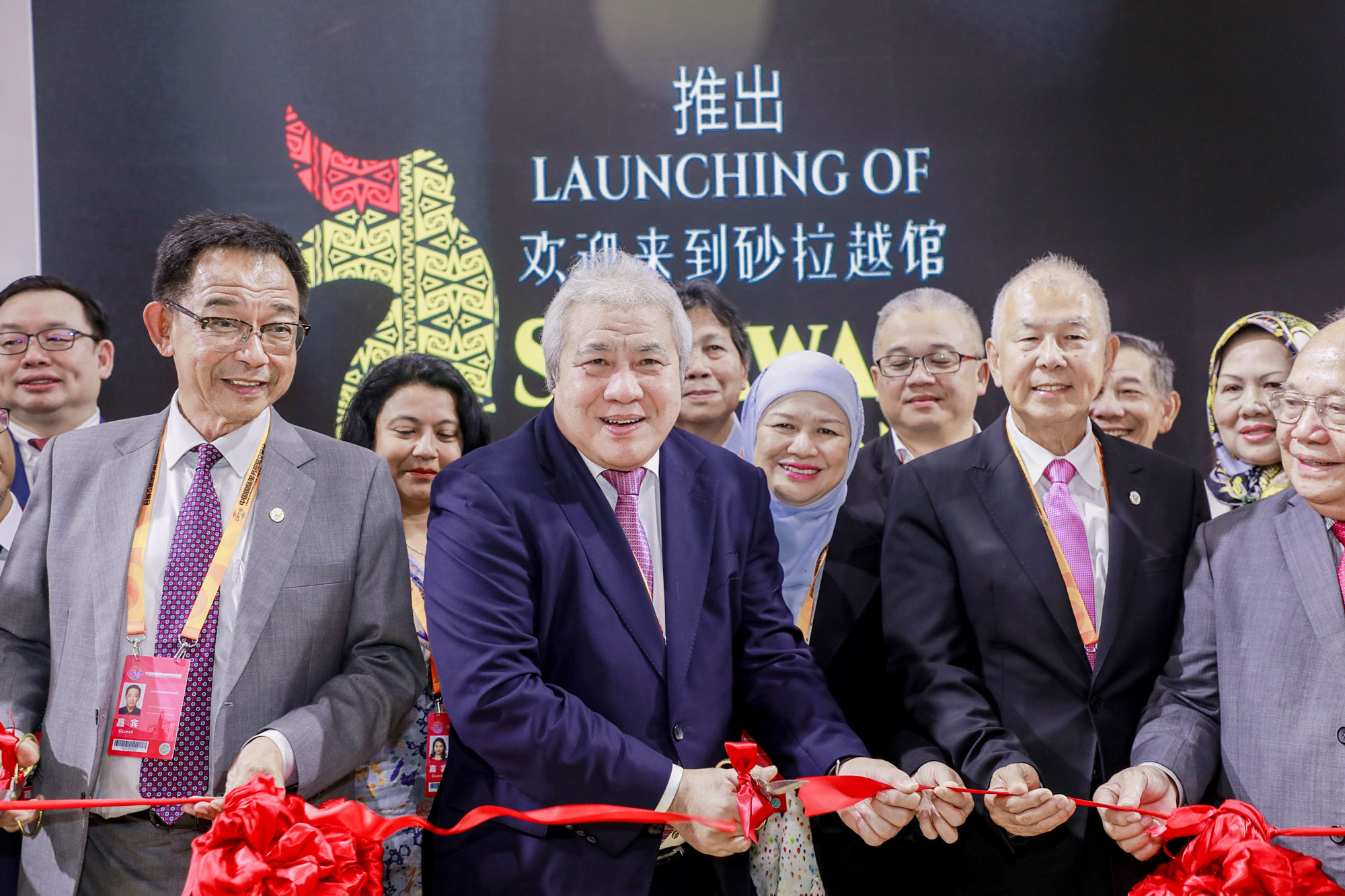 Sarawak Deputy Premier YB Datuk Amar Haji Awang Tengah bin Ali Hasan (centre) launches the Sarawak Pavilion.