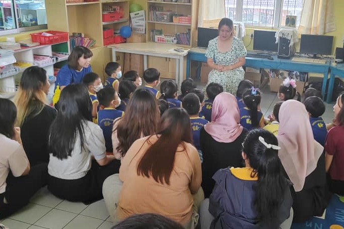 Ms Wong conducting her storytelling session.