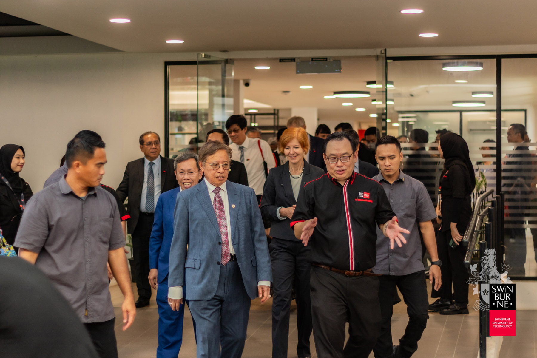 Datuk Patinggi Tan Sri (Dr) Abang Haji Abdul Rahman Zohari bin Tun Datuk Abang Haji Openg (front row, second left) takes a tour of the campus.  