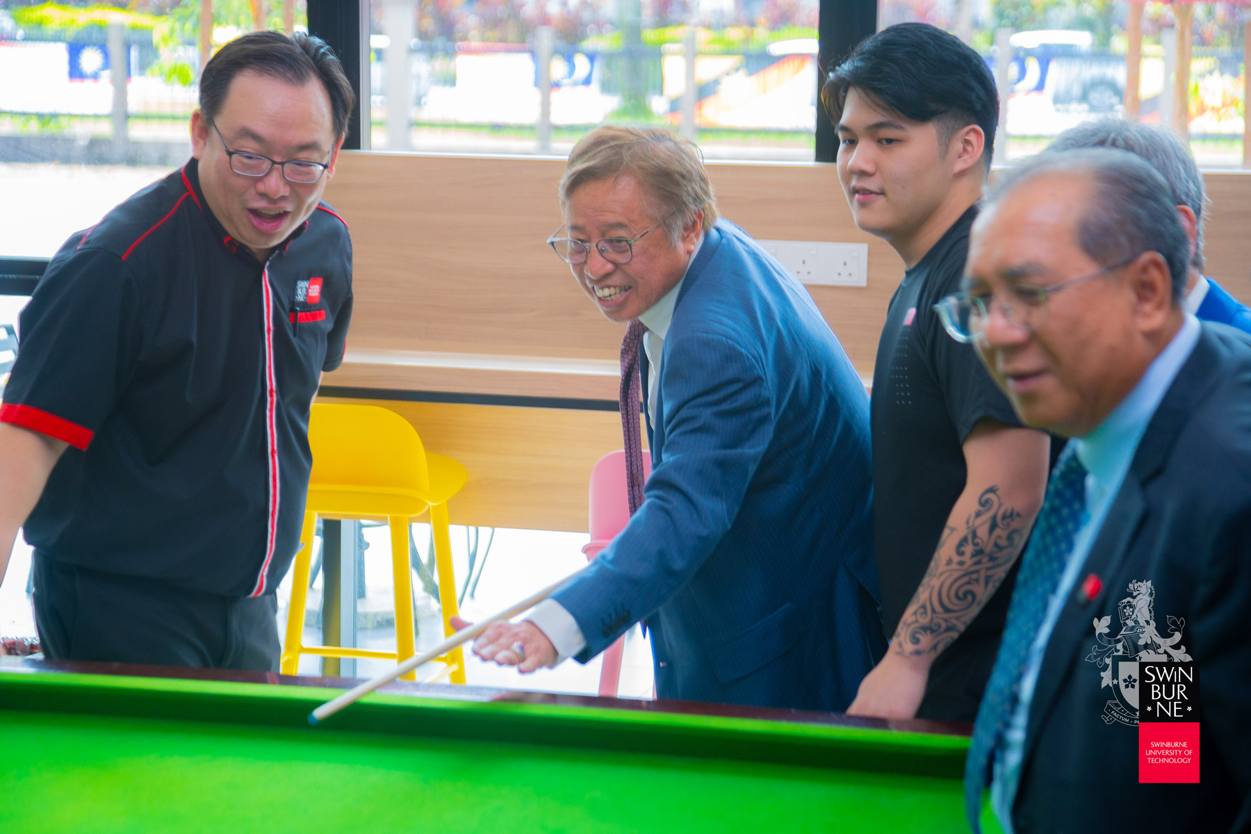 Datuk Patinggi Tan Sri (Dr) Abang Haji Abdul Rahman Zohari bin Tun Datuk Abang Haji Openg (centre) engages in a game of snooker with students at the Student Hub. 