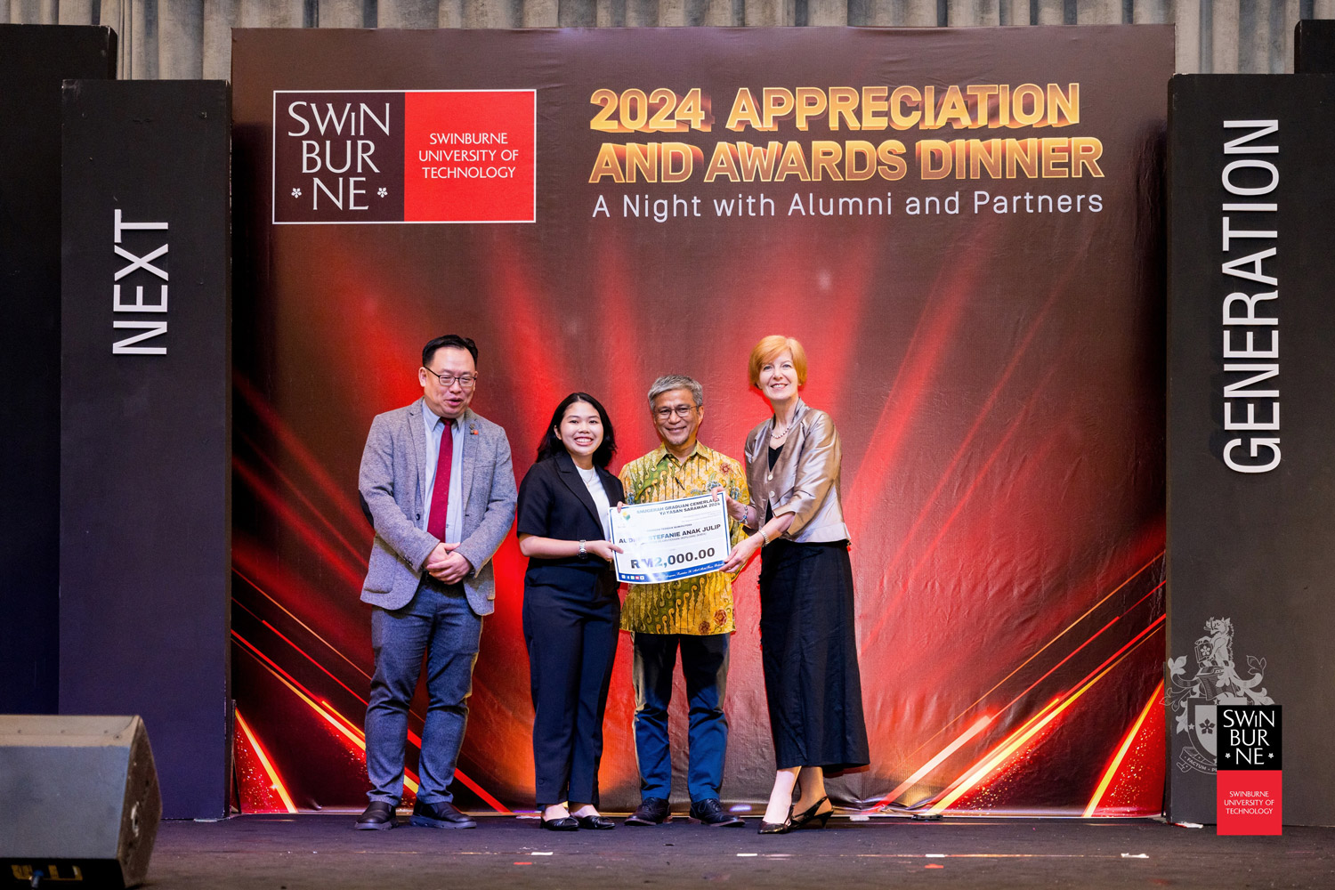 Audrey Stefanie anak Julip (second left) receives Yayasan Sarawak’s Anugerah Galakan Bumiputera. Seen are (from left) Ir Professor Lau Hieng Ho, YB Datuk Dr Annuar bin Rapaee and Professor Pascale Quester. 