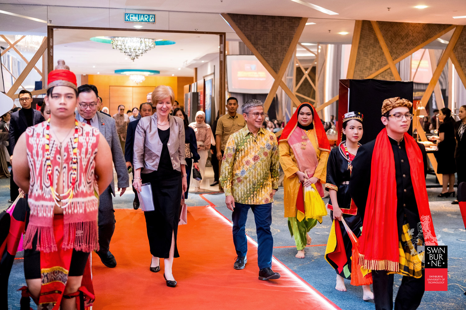 YB Datuk Dr Annuar bin Rapaee (fourth right) arrives at the Appreciation and Awards Dinner, accompanied by Professor Pascale Quester (fifth right) and Ir Professor Lau Hieng Ho (sixth right).  