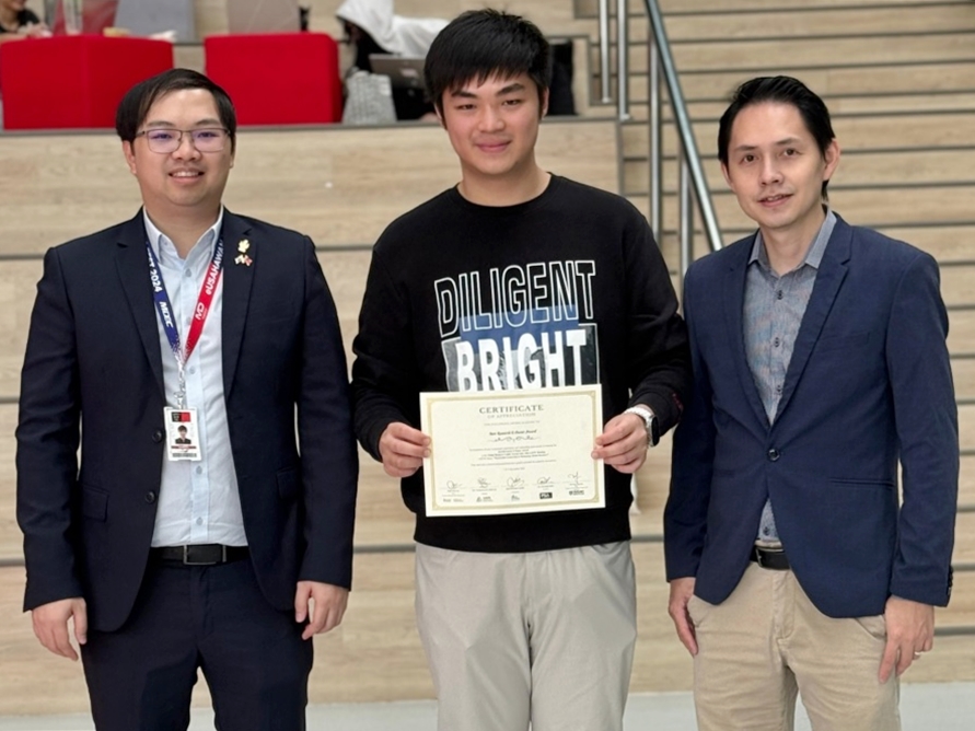 The winning team for Best Research E-Poster Award. Seen are (from left) Dr Gabriel Wee Wei En, Joel Wong En Tong and Dr Yii Kwang Jing.