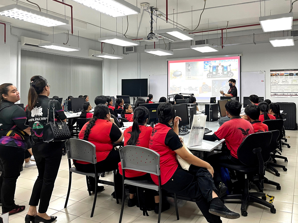 The students immerse themselves in an engaging presentation at the IT Lab.