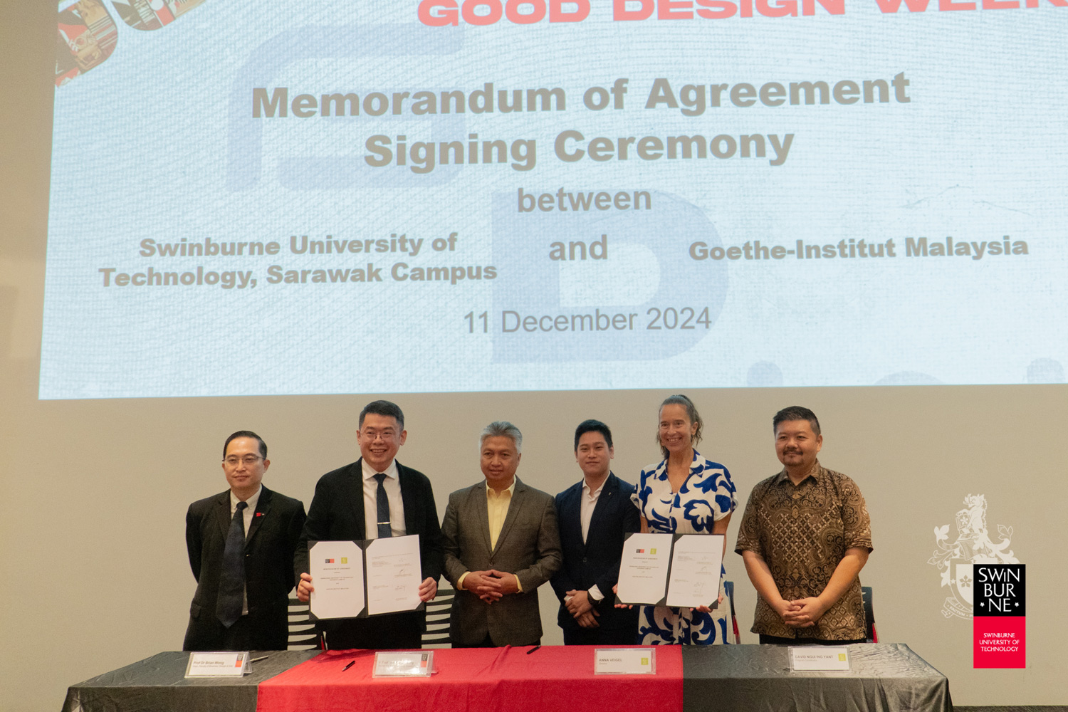 YB Datuk Snowdan Lawan (third left) witnesses the signing of a Memorandum of Agreement (MoA) between Swinburne Sarawak and Goethe-Institut Malaysia at the GDW 2024 launching ceremony. 