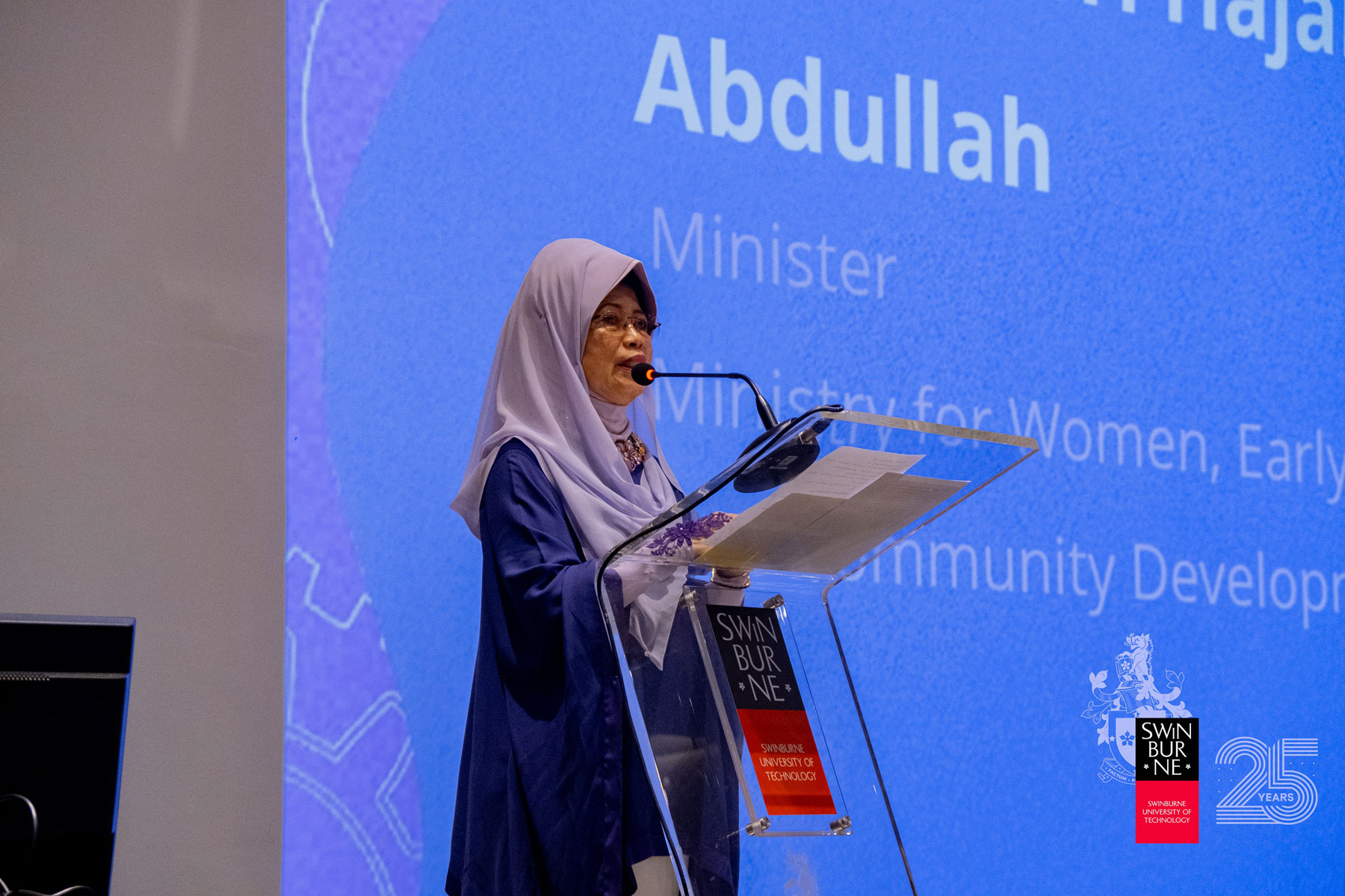 YB Dato Sri Hajah Fatimah Abdullah delivers her speech.